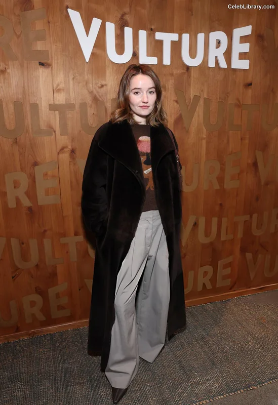 Kaitlyn Dever photo 7 of 880