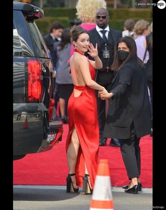 Kaitlyn Dever photo 9 of 880