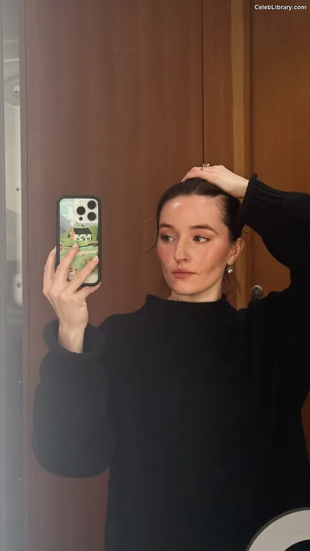 Kaitlyn Dever photo 10 of 880