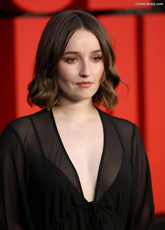 Kaitlyn Dever photo 12 of 880