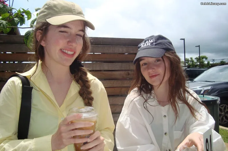 Kaitlyn Dever photo 23 of 880