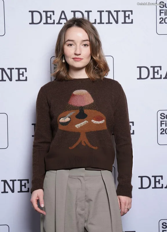 Kaitlyn Dever photo 1 of 880