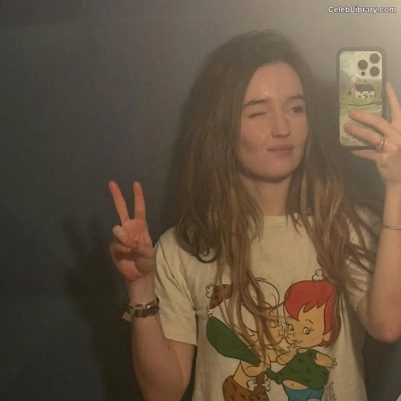 Kaitlyn Dever photo 2 of 880
