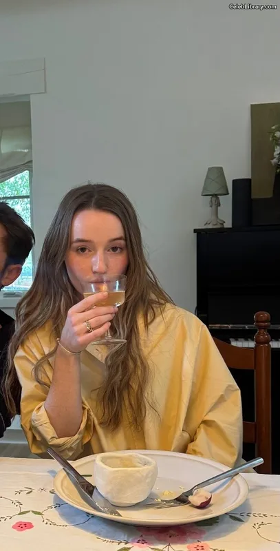 Kaitlyn Dever photo 3 of 880
