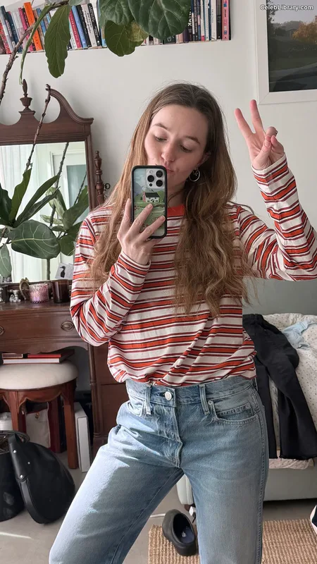 Kaitlyn Dever photo 5 of 880