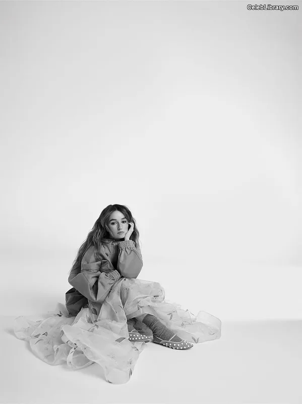 Kaitlyn Dever photo 6 of 880