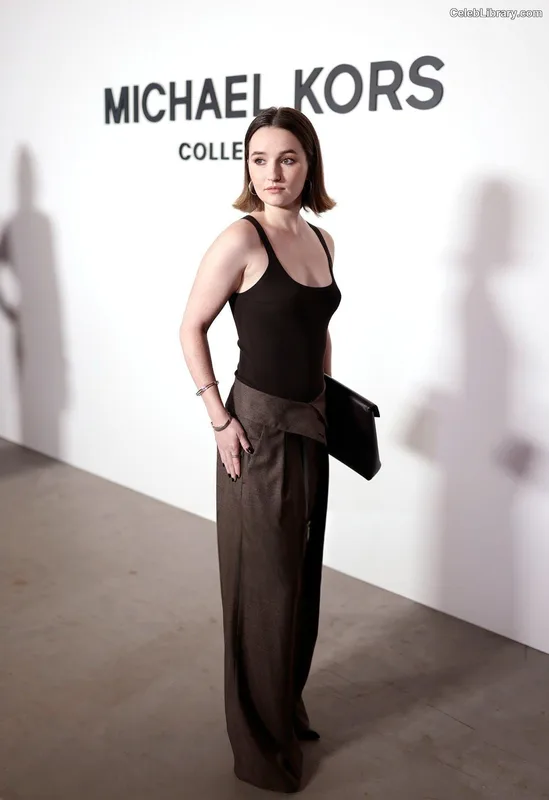 Kaitlyn Dever photo 13 of 880