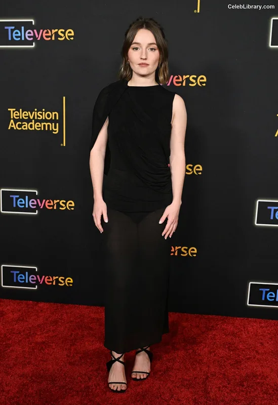 Kaitlyn Dever photo 16 of 880