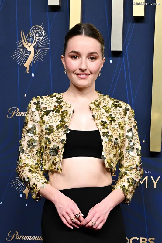 Kaitlyn Dever photo 19 of 880