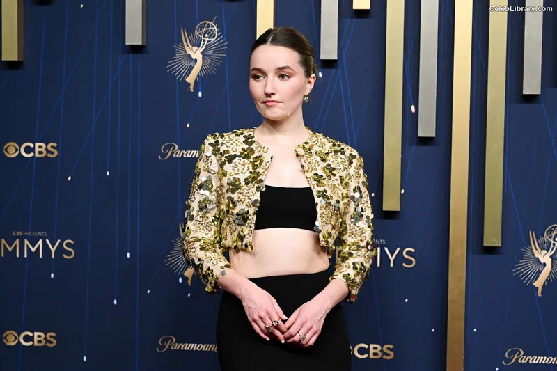 Kaitlyn Dever photo 21 of 880