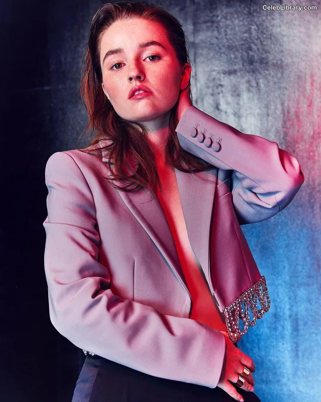 Kaitlyn Dever photo 3 of 880