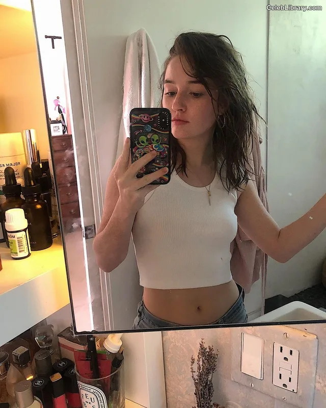 Kaitlyn Dever photo 4 of 880
