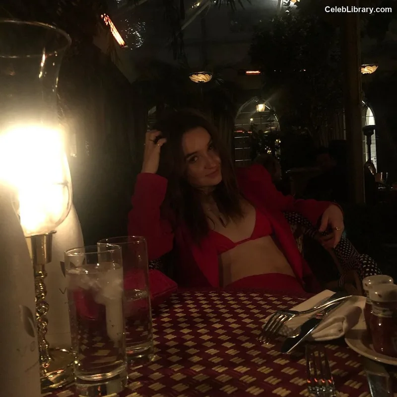 Kaitlyn Dever photo 19 of 880