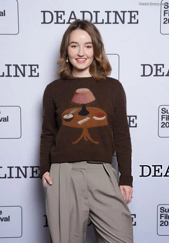 Kaitlyn Dever photo 3 of 880