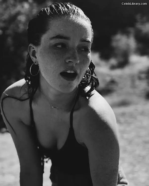 Kaitlyn Dever photo 4 of 880