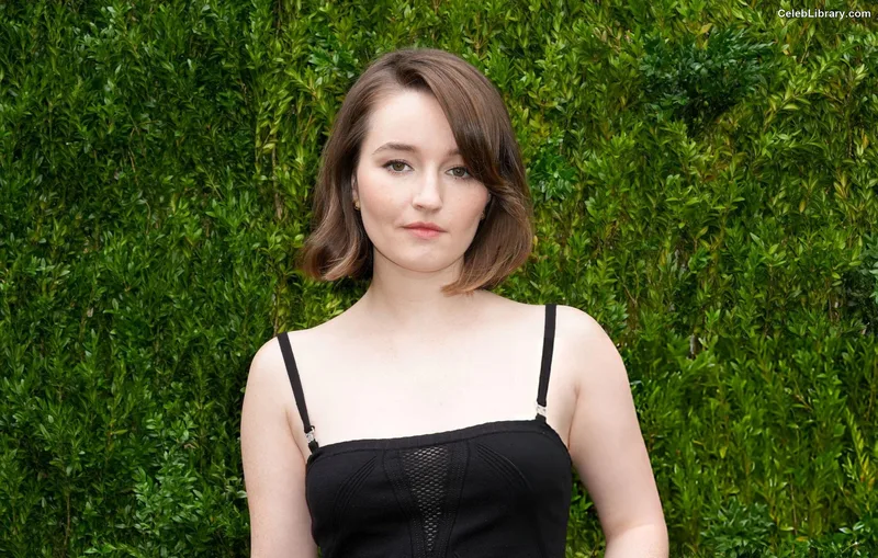 Kaitlyn Dever photo 7 of 880