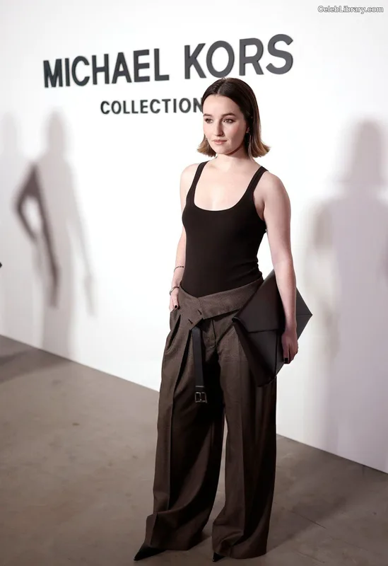 Kaitlyn Dever photo 9 of 880