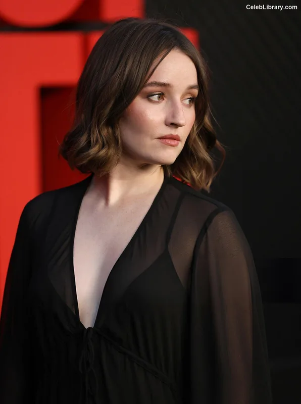 Kaitlyn Dever photo 13 of 880