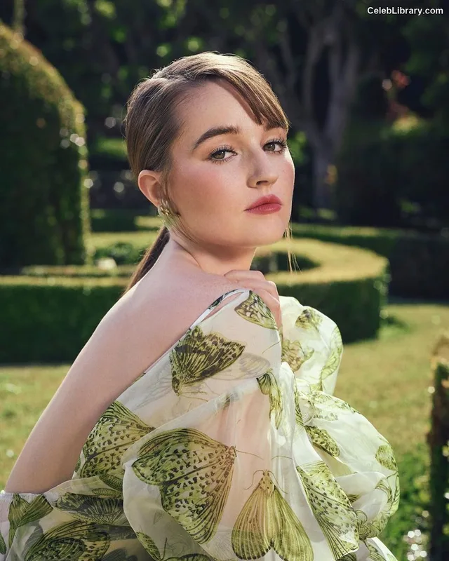 Kaitlyn Dever photo 17 of 880
