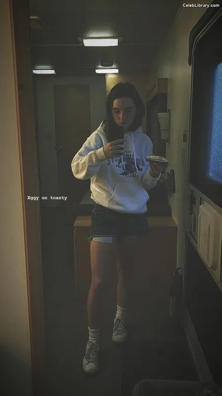Kaitlyn Dever photo 18 of 880