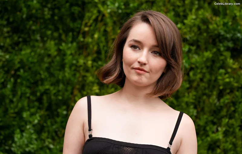 Kaitlyn Dever photo 23 of 880