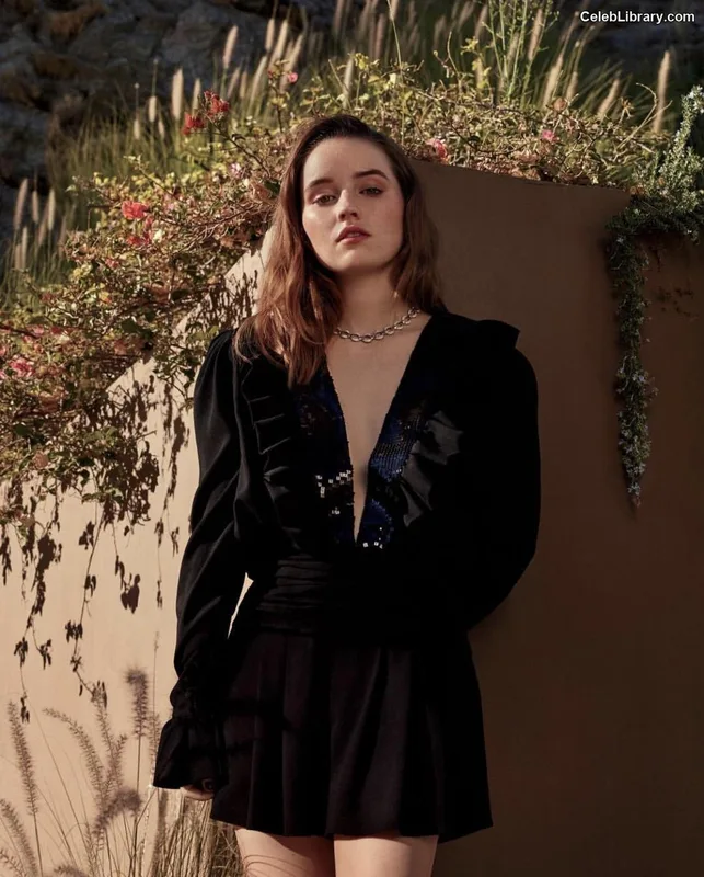 Kaitlyn Dever photo 1 of 880