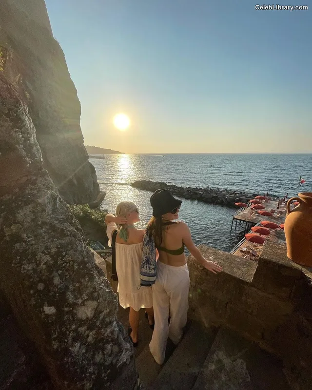 Kaitlyn Dever photo 5 of 880