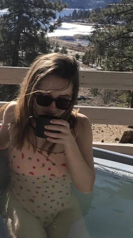 Kaitlyn Dever photo 9 of 880
