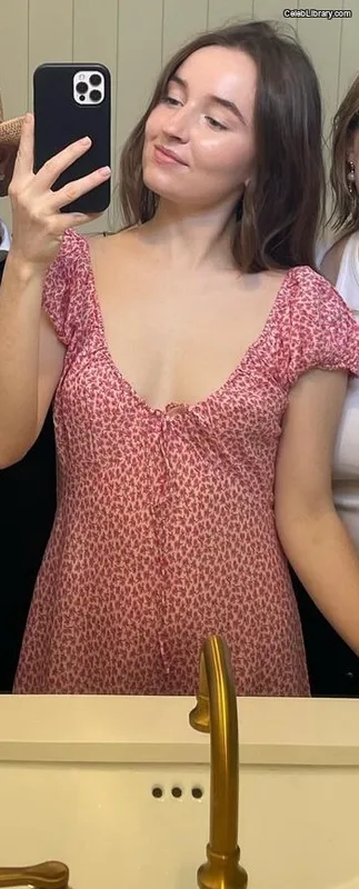 Kaitlyn Dever photo 23 of 880