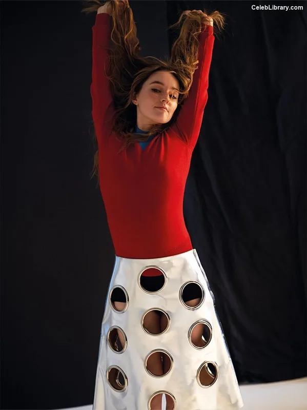 Kaitlyn Dever photo 2 of 880