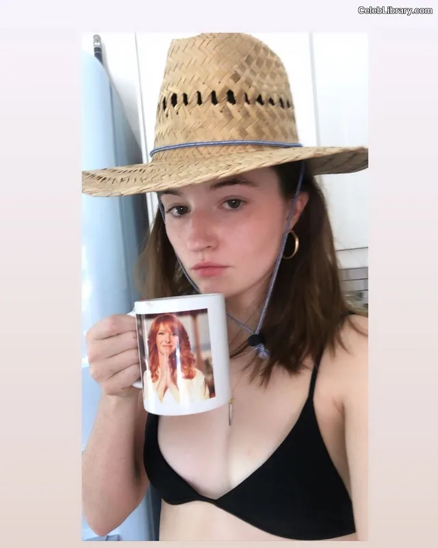 Kaitlyn Dever photo 8 of 880