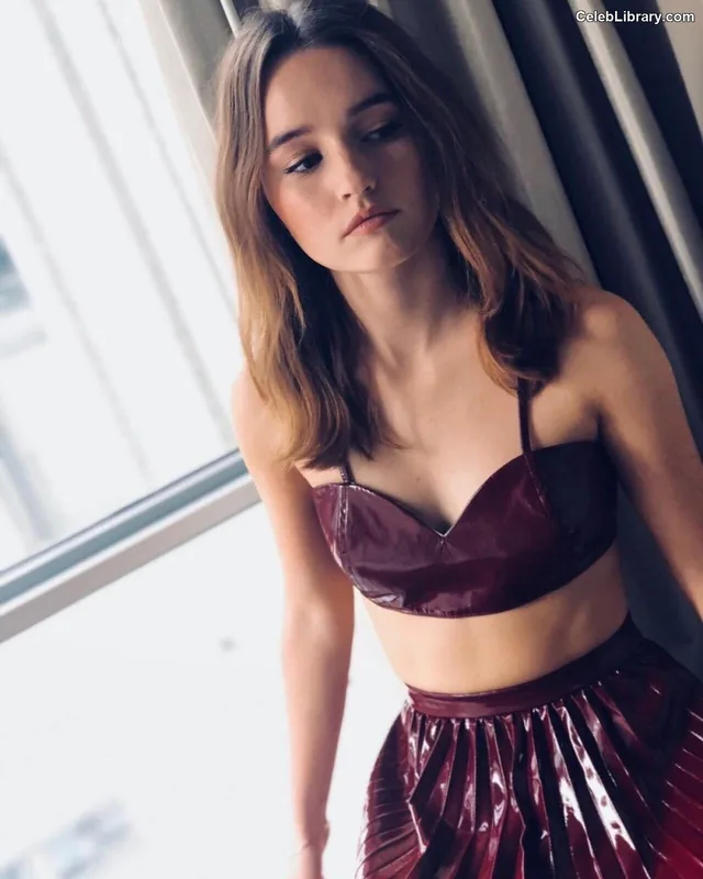Kaitlyn Dever photo 9 of 880
