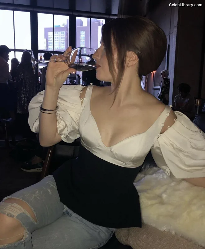 Kaitlyn Dever photo 14 of 880