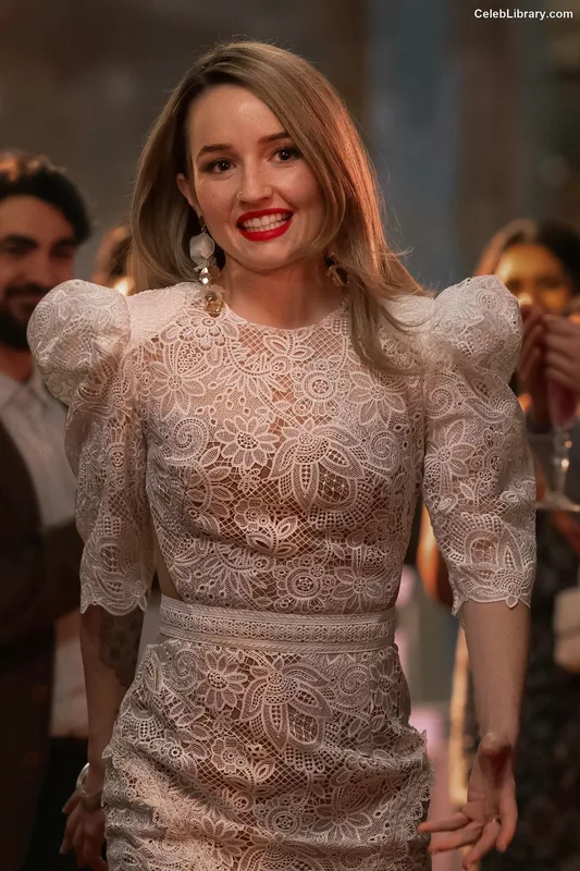 Kaitlyn Dever photo 20 of 880