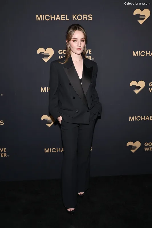 Kaitlyn Dever photo 24 of 880