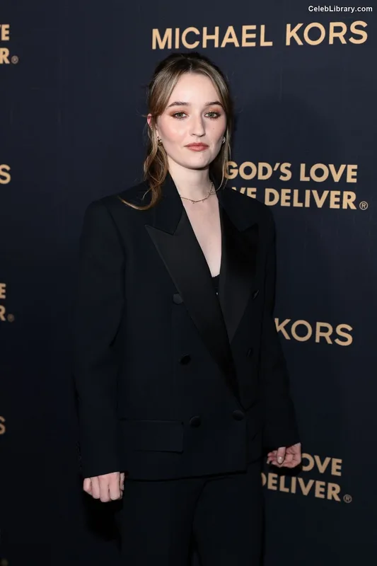 Kaitlyn Dever photo 1 of 880