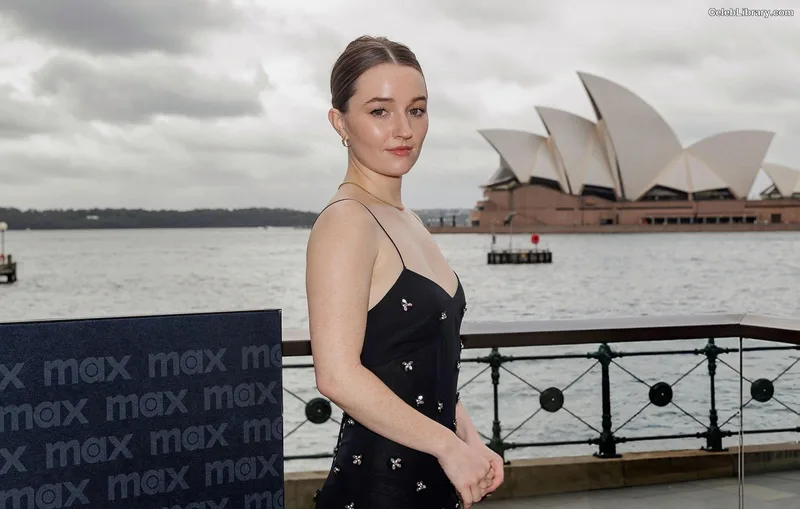 Kaitlyn Dever photo 2 of 880