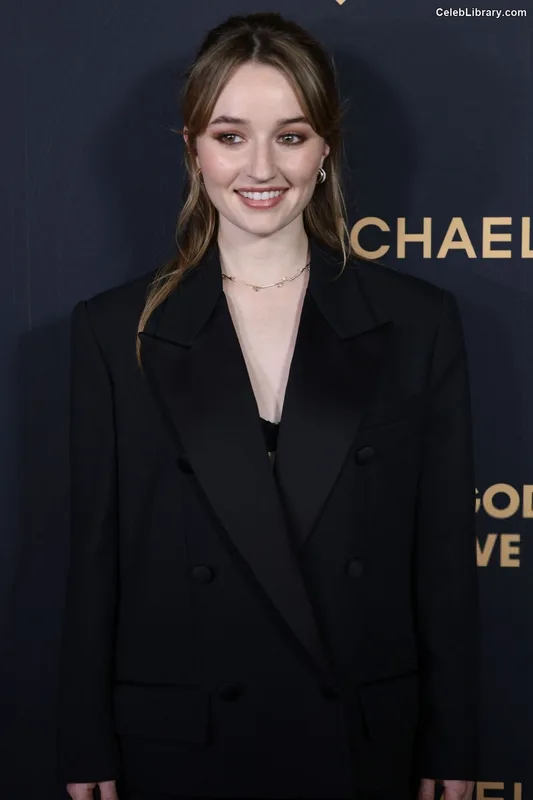 Kaitlyn Dever photo 4 of 880