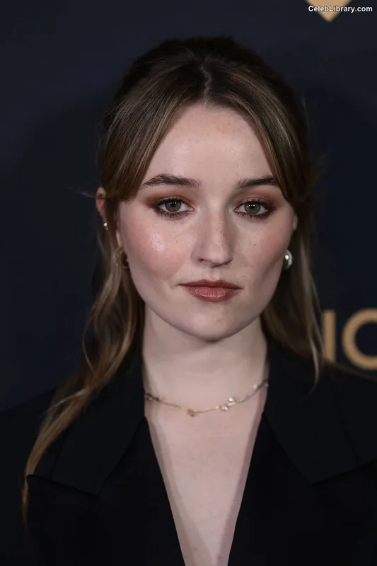 Kaitlyn Dever photo 7 of 880