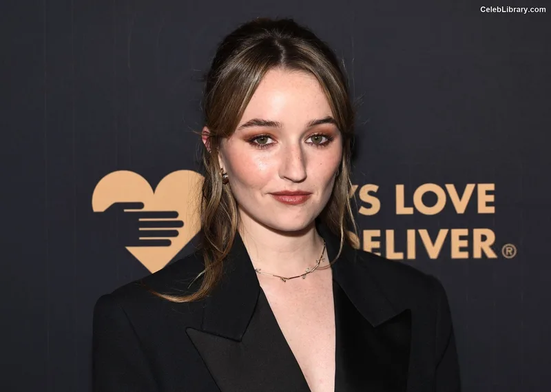 Kaitlyn Dever photo 9 of 880