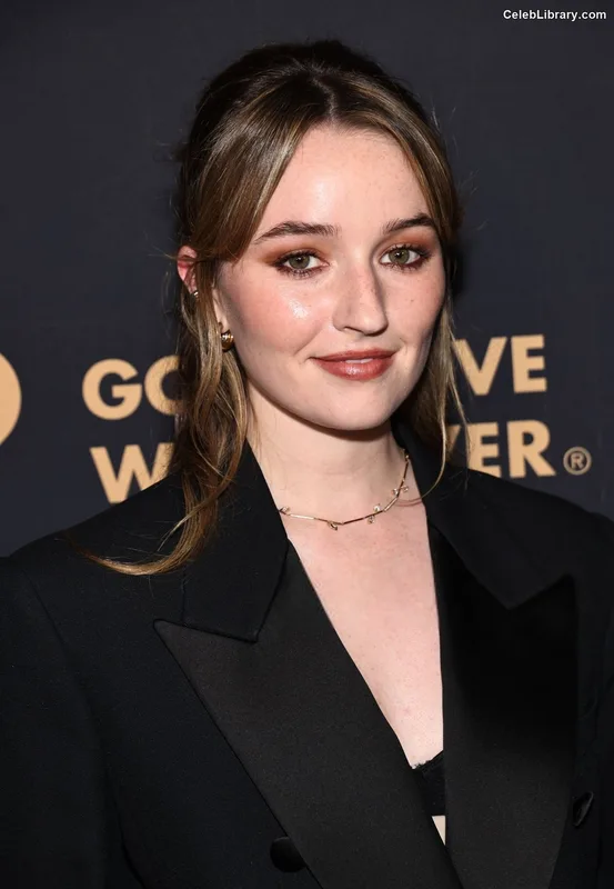 Kaitlyn Dever photo 10 of 880