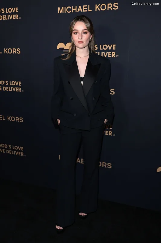 Kaitlyn Dever photo 12 of 880
