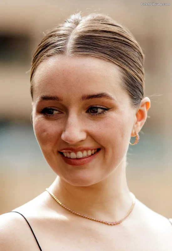 Kaitlyn Dever photo 13 of 880