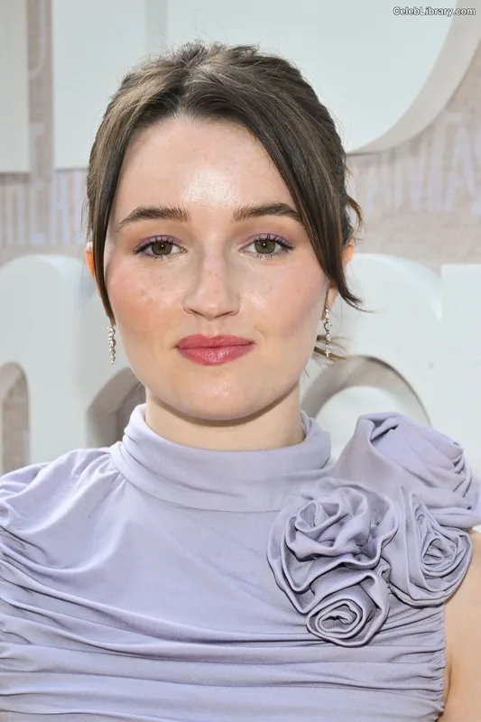 Kaitlyn Dever photo 17 of 880