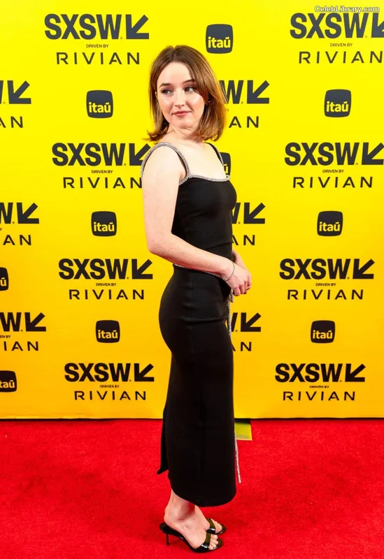 Kaitlyn Dever photo 4 of 880