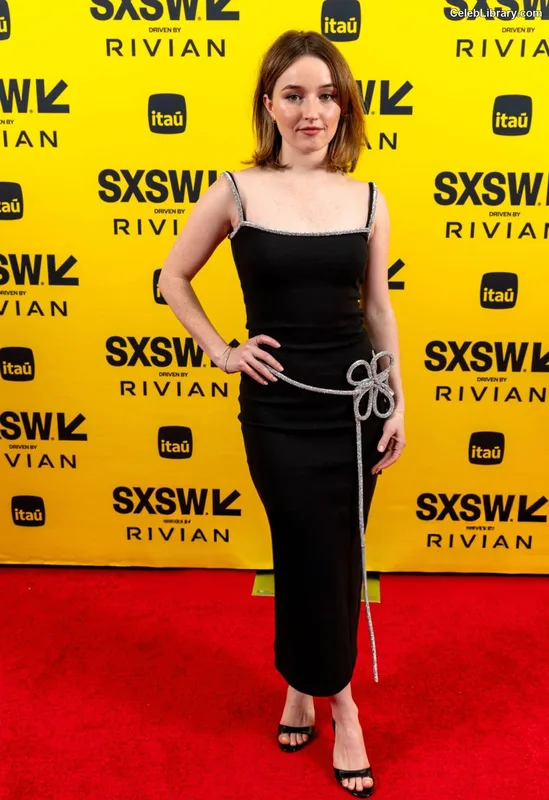 Kaitlyn Dever photo 5 of 880