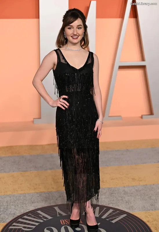 Kaitlyn Dever photo 8 of 880