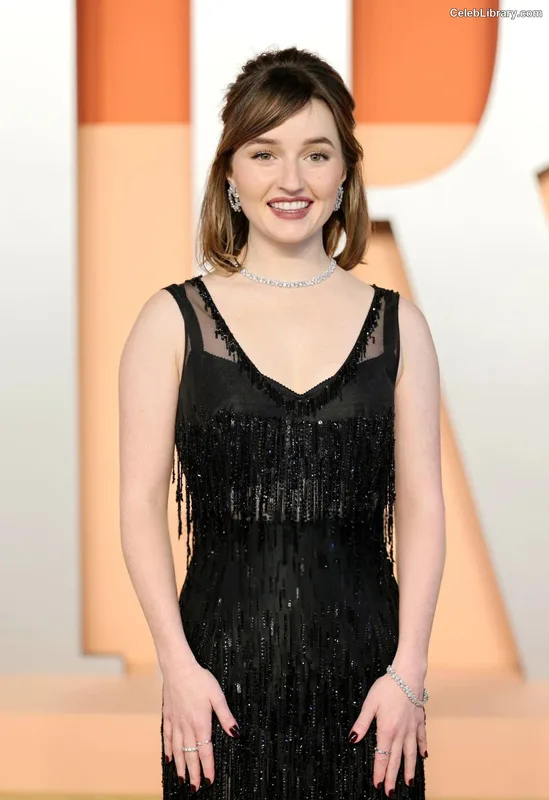 Kaitlyn Dever photo 12 of 880