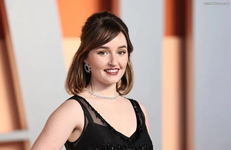 Kaitlyn Dever photo 13 of 880
