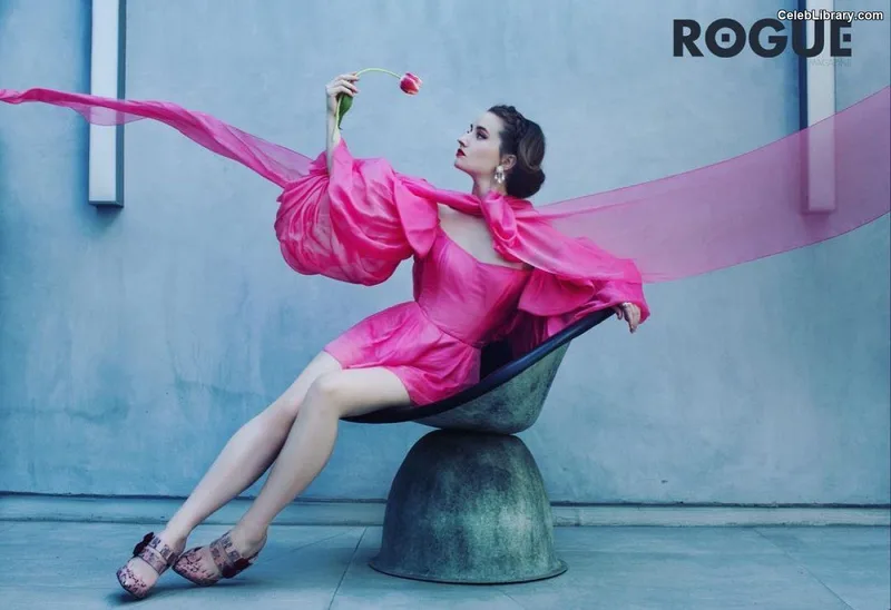 Kaitlyn Dever photo 2 of 880